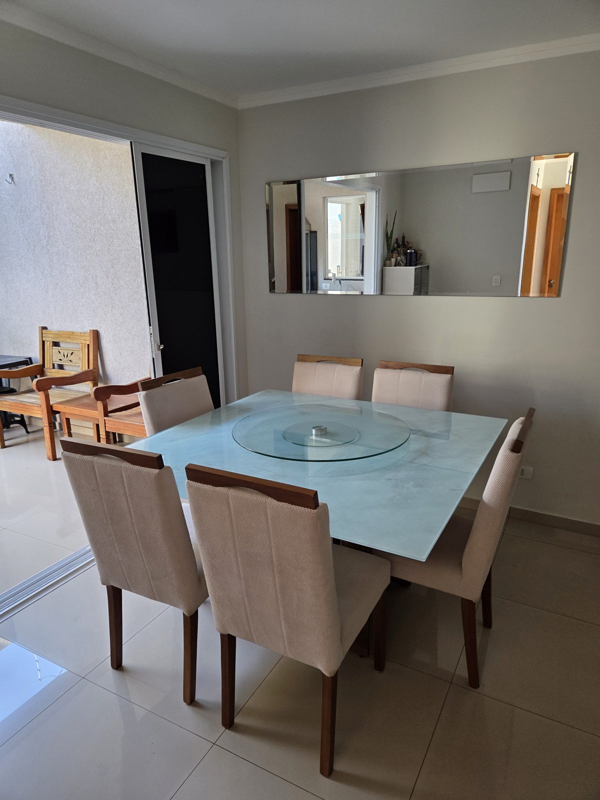 Mesa de Jantar 1,40m com tampo de vidro, 6 cadeiras estofadas e centro giratório